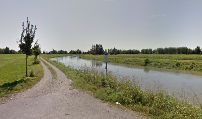 Auto finisce nel canale a Mulazzano e viene sommersa dall’acqua: morto il conducente