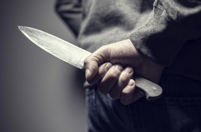 Chiede una sigaretta a un ragazzo e lo accoltella perché non ce l’ha, 20enne nei guai