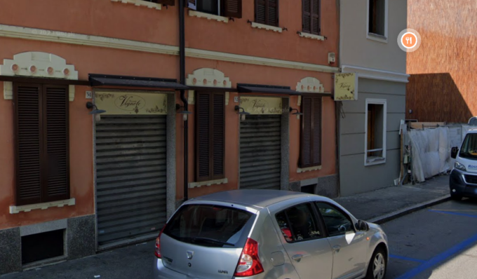 “Messo a mangiare di fianco a dei gay”, la titolare della pizzeria risponde alla recensione: “Non può più tornare da noi”