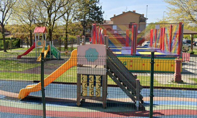 50enne gambizzato con un colpo di pistola accanto al parco giochi