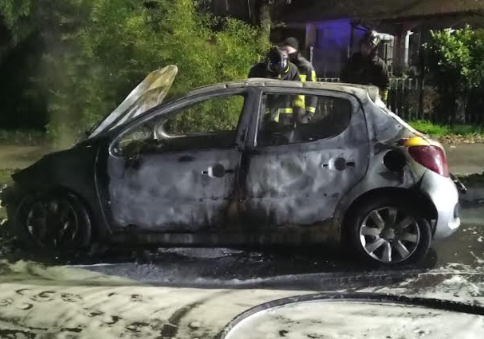 Mentre guida si accorge che l’auto sta prendendo fuoco: accosta e si salva