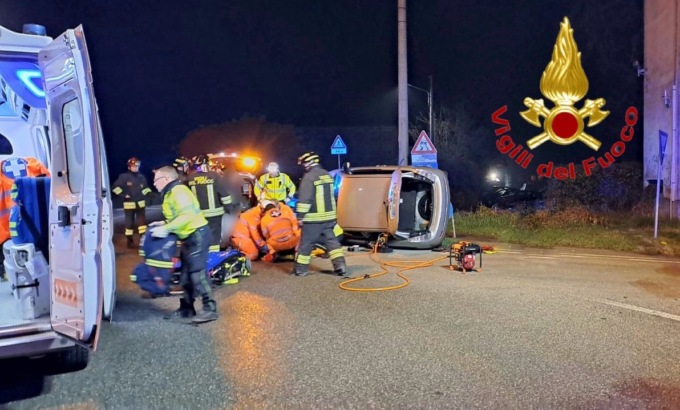 Lancia Ypsilon si ribalta alla rotonda di Villa Pompeiana, 46enne incastrato nelle lamiere del veicolo