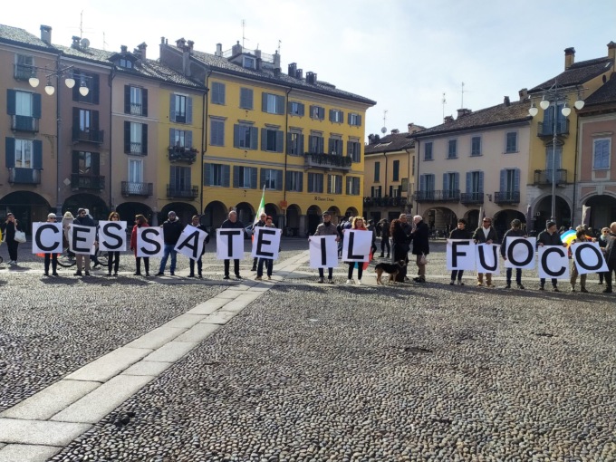 Flash mob a Lodi contro la guerra, manifestanti in piazza con striscioni e bandiere
