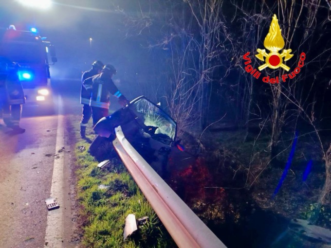 Esce di strada e si schianta contro il guardrail, 25enne gravemente ferito
