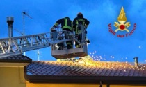 Vigili del Fuoco in azione per l'incendio di una canna fumaria, le fiamme si propagano al tetto