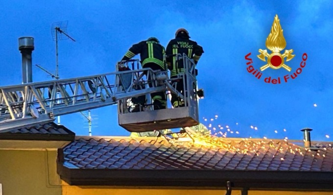 Vigili del Fuoco in azione per l’incendio di una canna fumaria, le fiamme si propagano al tetto