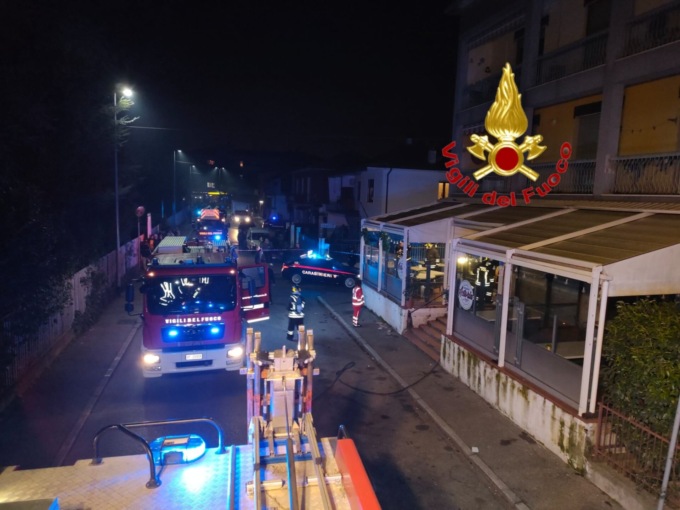 Boato a Codogno: saltano le vetrine dell’Astoria. Giallo sull’esplosione