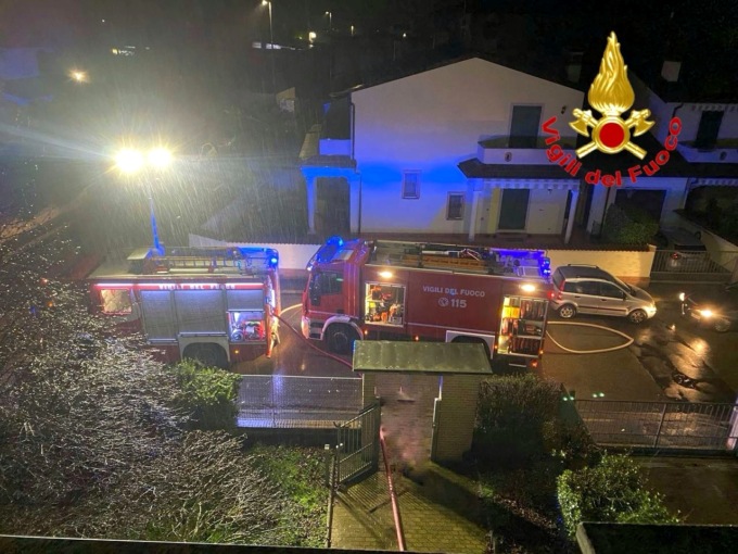 Rogo in abitazione nella notte: proprietario intrappolato e salvato dai vigili del fuoco