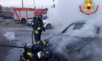 Paura a Guardamiglio: auto prende fuoco nel parcheggio e ne incendia altre due