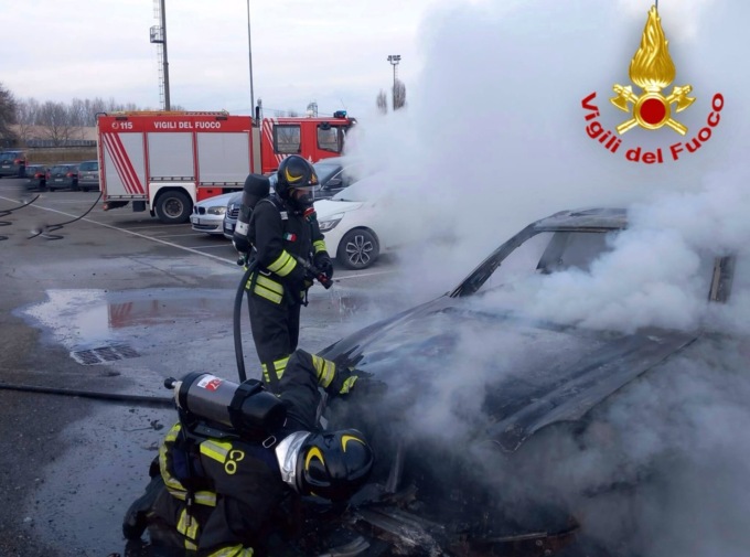 Paura a Guardamiglio: auto prende fuoco nel parcheggio e ne incendia altre due