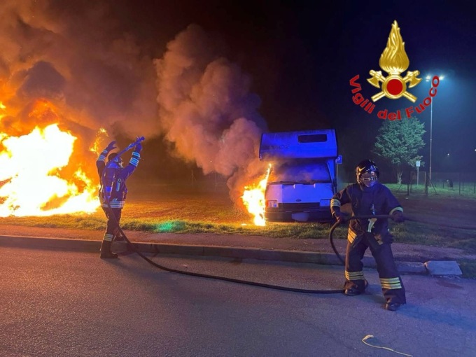 Maxi rogo nella notte: bruciano tre furgoni e un camper