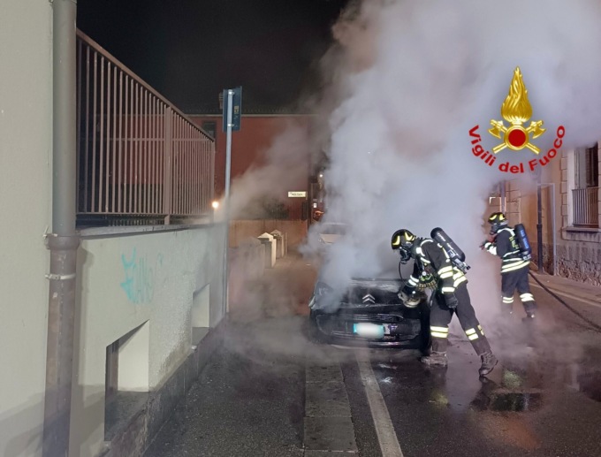 A Lodi auto a fuoco in piena notte, paura per il conducente