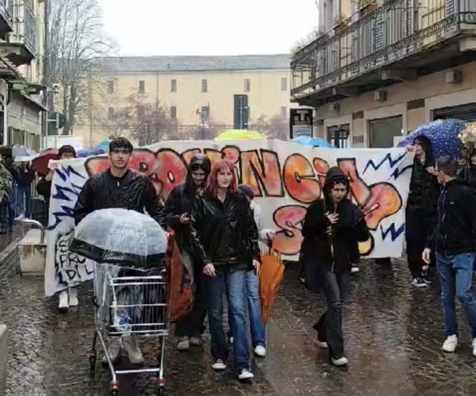 Corteo sotto la pioggia a Lodi, oltre 200 studenti in piazza contro i disagi nelle scuole