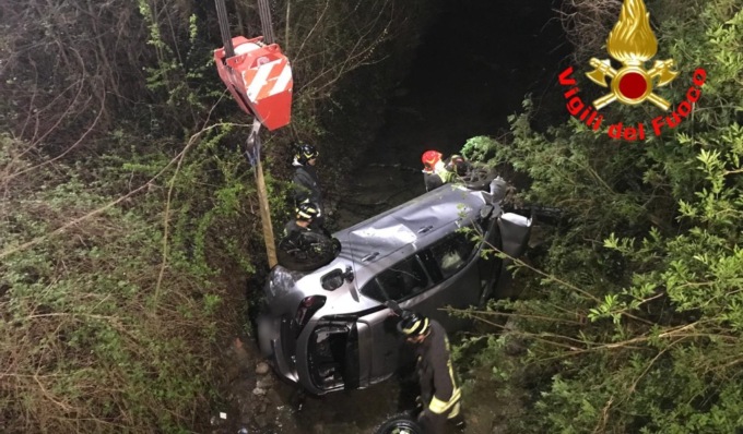 Esce di strada con l’auto e finisce ribaltata in un fosso, 21enne in ospedale