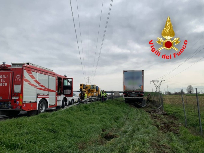Schianto tra camion e auto in A1: il mezzo pesante finisce in un campo agricolo