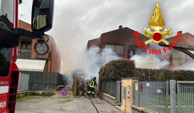 Incendio a Massalengo, fiamme nel cortile di una villetta a schiera