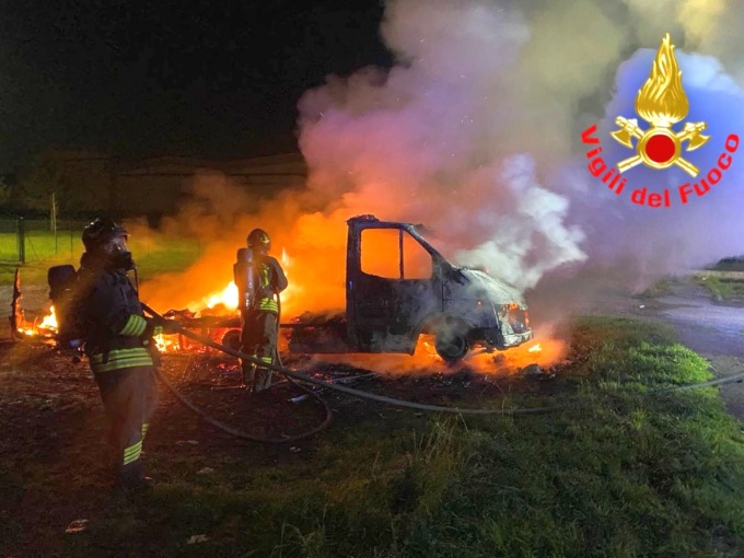 Camper divorato dalle fiamme nella notte: si indaga sulle origini del rogo