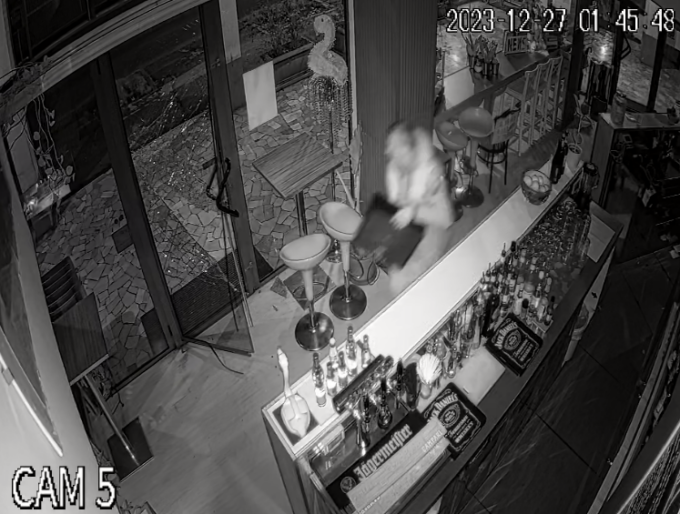 Sfonda a calci la porta del bar Paradise e si porta via il registratore di cassa