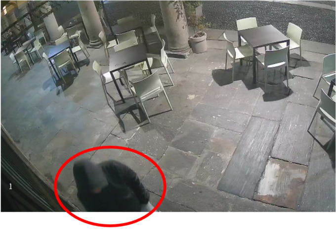 Lascia la bottiglia con le impronte nel bagno del bar che sta derubando, ladro maldestro nei guai