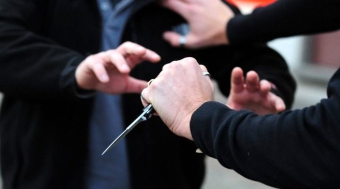 Puntano il coltello contro un 14enne per rubargli i soldi ma il suo amico interviene e fuggono