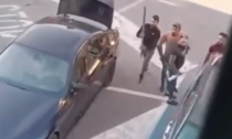 Caos a Sant'Angelo: in quattro armati di spranghe distruggono un'auto, guarda il video