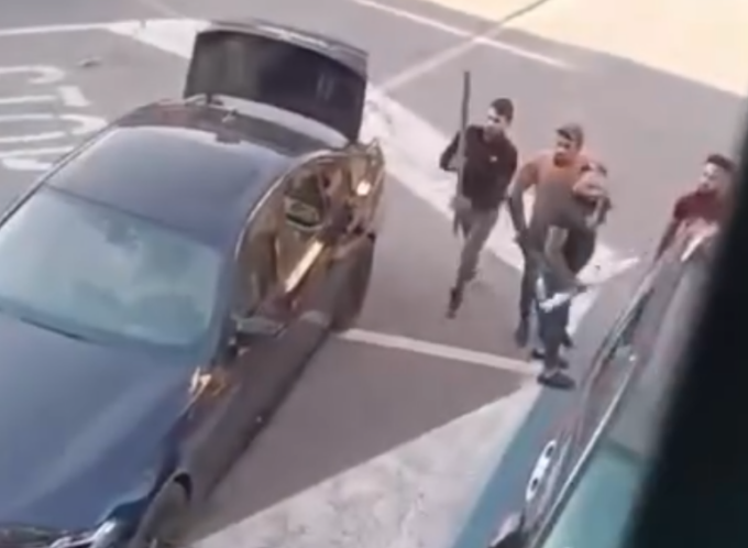 Caos a Sant’Angelo: in quattro armati di spranghe distruggono un’auto, guarda il video