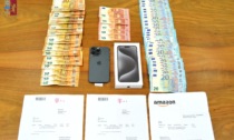 L'iPhone "tarocco", le fatture false e la somma di 1.700 euro in contanti: tutto nascosto nel doppio fondo dell'auto