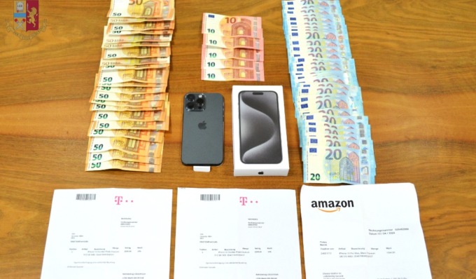 L’iPhone “tarocco”, le fatture false e la somma di 1.700 euro in contanti: tutto nascosto nel doppio fondo dell’auto
