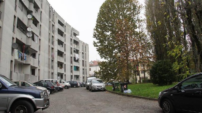 Vola giù dal balcone dopo la lite con il marito a Casalpusterlengo, 40enne via in eliambulanza