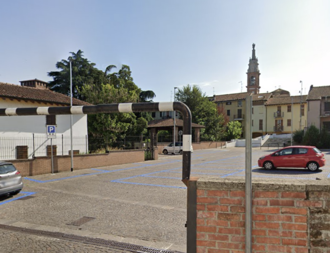 Rifiuta di dare una sigaretta a tre giovani, 40enne picchiato da una baby gang a Sant’Angelo