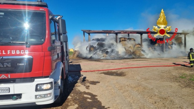 Incendio nel Lodigiano, centinaia di rotoballe a fuoco in una cascina