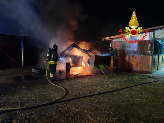 Incendio in stalla a Guardamiglio, a fuoco un mezzo agricolo