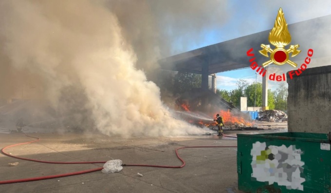 Vasto incendio in azienda smaltimento rifiuti, in fiamme oltre 20 tonnellate di materiale di varia natura