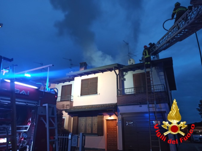 A fuoco il tetto di una villetta a schiera, paura a Sant’Angelo Lodigiano
