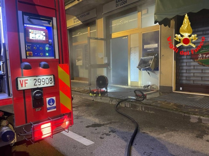 Assalto notturno al bancomat, lo sportello prende fuoco ma le cassaforti reggono e il colpo salta