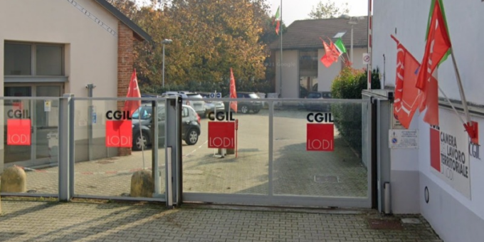 Una 20enne vuole la disoccupazione, ma fuori tempo: calci e insulti a impiegate e segretaria della Cgil di Lodi
