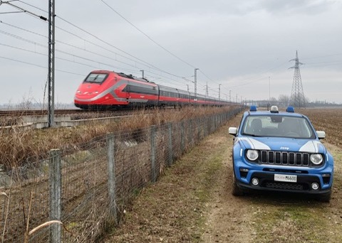 Pietre contro i treni e sulla pista ciclopedonale, cinque minori nei guai nel Lodigiano
