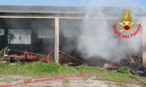 Rotoballe a fuoco in una cascina nel Lodigiano, sul posto due squadre di pompieri