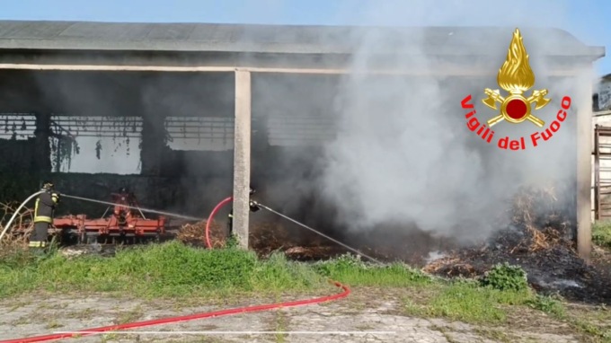 Rotoballe a fuoco in una cascina nel Lodigiano, sul posto due squadre di pompieri