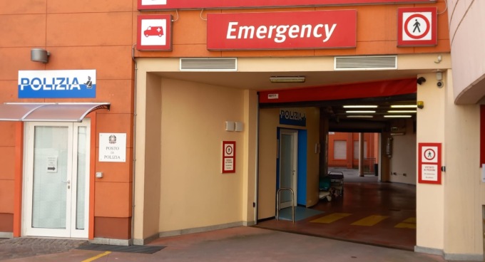 Lascia la fila e perde il turno di visita in ospedale, poi insulta e aggredisce il personale sanitario