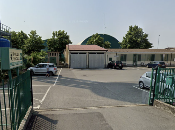 Travolta da un’auto davanti al parcheggio della Polizia, ciclista 83enne in ospedale