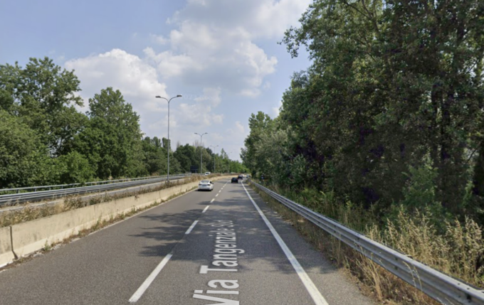 Scontro tra un’auto e un camion in tangenziale a Lodi, paura per due bambini di 7 e 3 anni