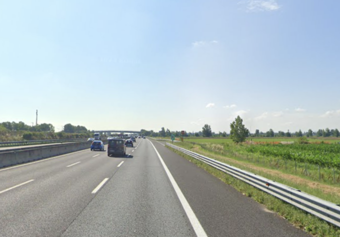 Caos sulla A1: 35enne si scontra con un camion in autostrada, abbandona l’auto distrutta e scappa nei campi
