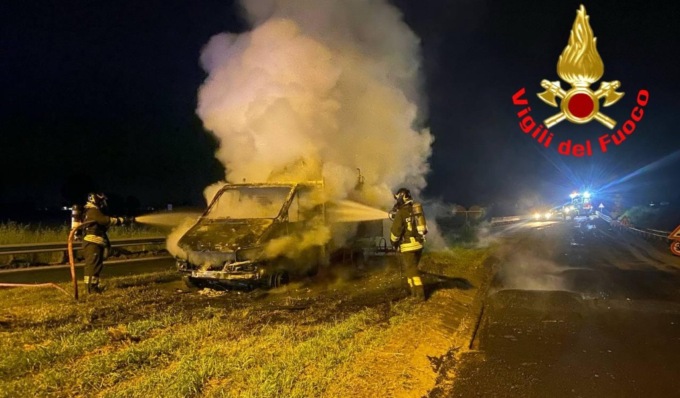 Nella notte va a fuoco un furgone: Vigili del Fuoco al lavoro a Sant’Angelo Lodigiano