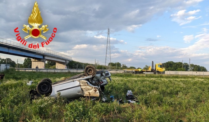 Perde il controllo dell’auto, urta il guard rail e vola in un campo: muore 44enne