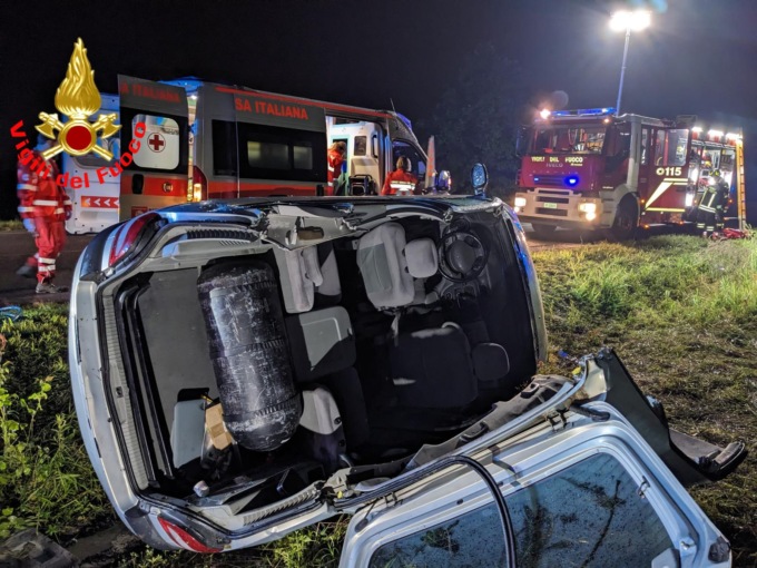 Si ribaltano con l’auto a Montanaso e rimangono bloccati, paura per un 24enne e due trentenni