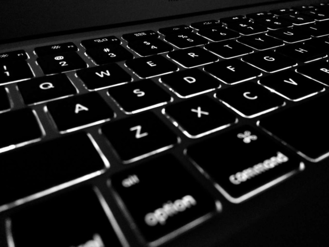 Acinque dona 89 computer ad associazioni attive nel sociale