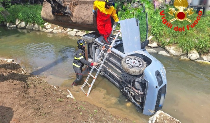 Perde il controllo dell’auto e finisce in un canale, ferita una 62enne
