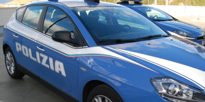 Il 60enne è stato trovato da due equipaggi della Volante e dal personale addetto alla sicurezza del Bennet