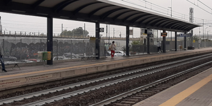 Persone sui binari dopo la tragica morte del 63enne: interrotta la linea Lodi-Tavazzano